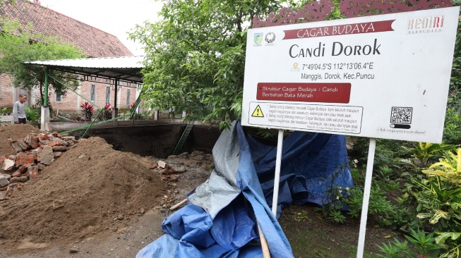 Juru kunci mengamati kondisi Candi Dorok usai kejadian robohnya dinding penahan di Desa Manggis, Kabupaten Kediri, Jawa Timur, Senin (3/3/2026). [ANTARA FOTO/Prasetia Fauzani/wsj]