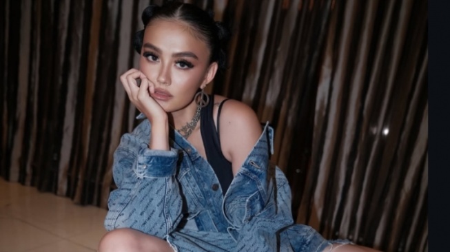 Hadiri Undangan Buka Puasa Bersama KJRI, Gamis Agnez Mo Diprediksi Jadi Tren saat Lebaran