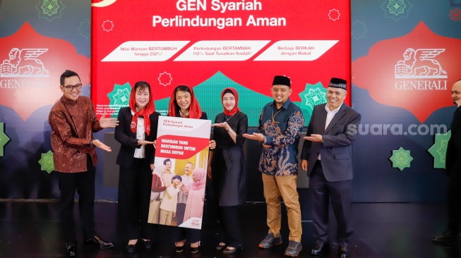 President Director and CEO Generali Indonesia Rebecca Tan (tengah), Director and Chief Agency Officer Generali Indonesia Jutany Japit (kiri) dan Operation Group Head Generali Indonesia Suzwamela Zawawi saat peluncuran produk GEN Syariah Perlindungan Aman di Jakarta, Selasa (3/3/2026). [Suara.com/Alfian Winanto]
