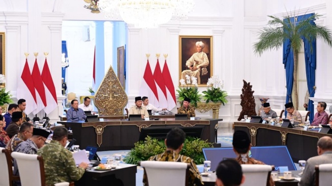 Presiden Prabowo Subianto (tengah) bersama dengan Presiden ketujuh Joko Widodo (kanan) dan Presiden keenam Susilo Bambang Yudhoyono (kiri) saat menggelar pertemuan di Istana Kepresidenan, Jakarta, Selasa (3/3/2026). [Handout/BPMI Setpres/Muchlis Jr]