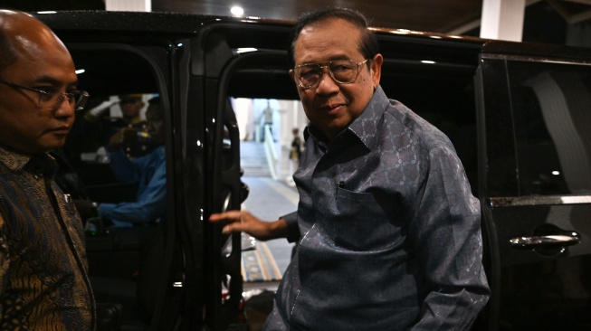 Presiden keenam Susilo Bambang Yudhoyono hadir untuk bersilaturahmi dengan Prabowo Subianto di kompleks Istana Kepresidenan, Jakarta, Selasa (3/3/2026). [ANTARA FOTO/Bayu Pratama S/YU]