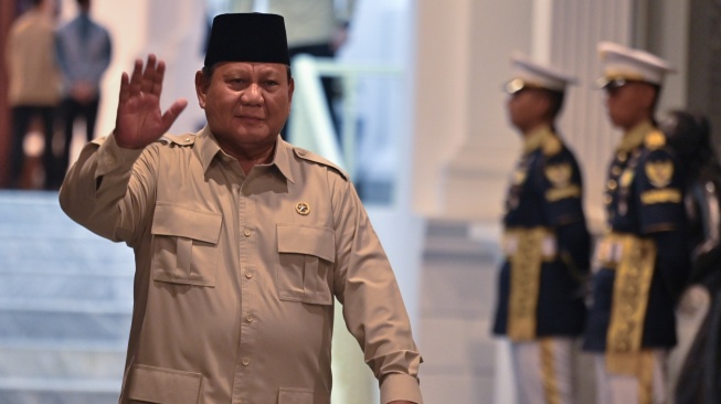 Presiden Prabowo Subianto menyapa wartawan saat bersiap menyambut kedatangan mantan presiden untuk bersilahturahmi di Kompleks Istana Kepresidenan, Jakarta, Selasa (3/3/2026). [ANTARA FOTO/Bayu Pratama S/YU]