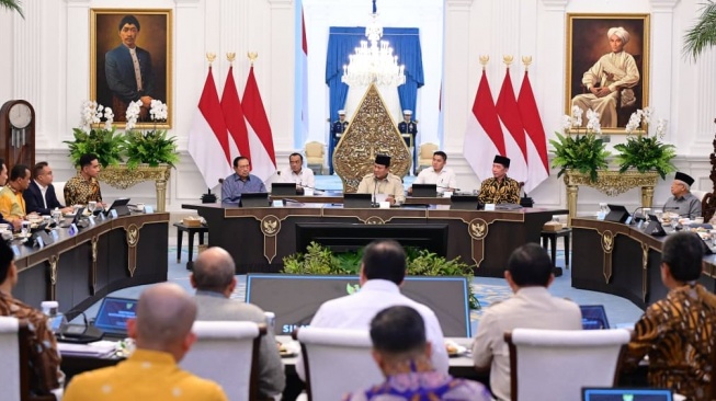Presiden Prabowo Subianto (tengah) bersama dengan Presiden ketujuh Joko Widodo (kanan) dan Presiden keenam Susilo Bambang Yudhoyono (kiri) saat menggelar pertemuan di Istana Kepresidenan, Jakarta, Selasa (3/3/2026). [Handout/BPMI Setpres/Muchlis Jr]