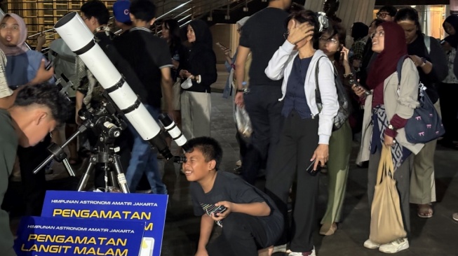 Terhalang Mendung dan Hujan, Warga di TIM Saksikan Gerhana Bulan via Streaming