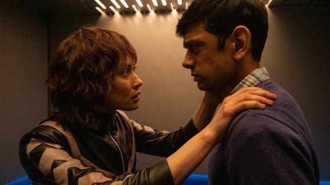 The Courier yang dibintangi Olga Kurylenko dan Gary Oldman akan tayang pada Rabu (4/3/2026) malam ini pukul 23.30 WIB di Trans TV. [YouTube]