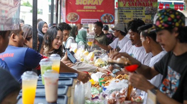Warga memilih takjil yang dijajakan di Pasar Takjil Ramadhan Bendungan Hilir (Benhil), Jakarta, Rabu (4/3/2026). [Suara.com/Alfian Winanto]
