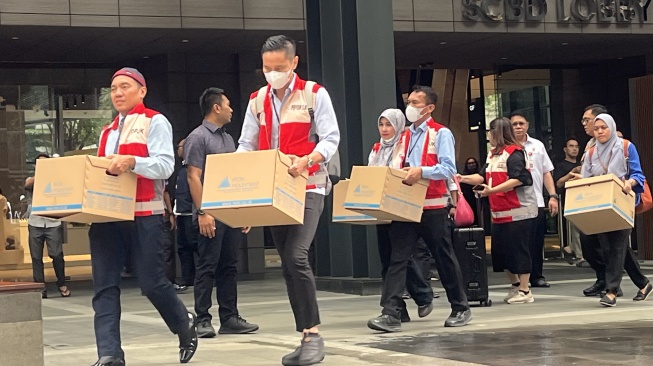 Polisi dan OJK menggeledah kantor PT Mirae Asset Sekuritas Indonesia (MASI) di kawasan Sudirman Central Business District, Jakarta, Rabu (4/3/2026). [Suara.com/Rina Anggraeni]