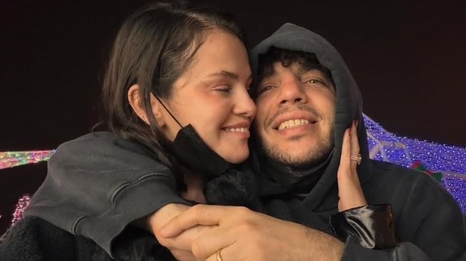 Momen Selena Gomez Cium Jempol Kaki Suami Tuai Cibiran: Kayaknya Kena Dukun Deh