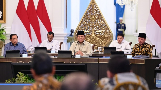 Presiden Prabowo Subianto (tengah) bersama dengan Presiden ketujuh Joko Widodo (kanan) dan Presiden keenam Susilo Bambang Yudhoyono (kiri) saat menggelar pertemuan di Istana Kepresidenan, Jakarta, Selasa (3/3/2026). [Handout/BPMI Setpres/Muchlis Jr]