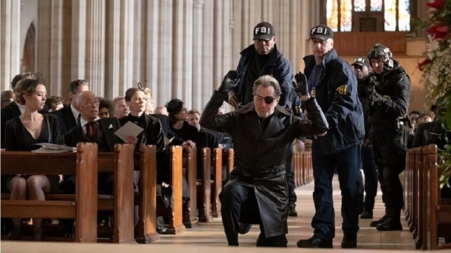 The Courier yang dibintangi Olga Kurylenko dan Gary Oldman akan tayang pada Rabu (4/3/2026) malam ini pukul 23.30 WIB di Trans TV. [YouTube]