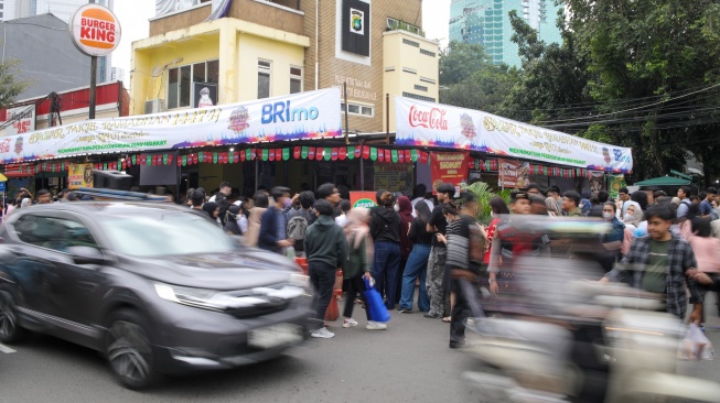 Warga memilih takjil yang dijajakan di Pasar Takjil Ramadhan Bendungan Hilir (Benhil), Jakarta, Rabu (4/3/2026). [Suara.com/Alfian Winanto]

