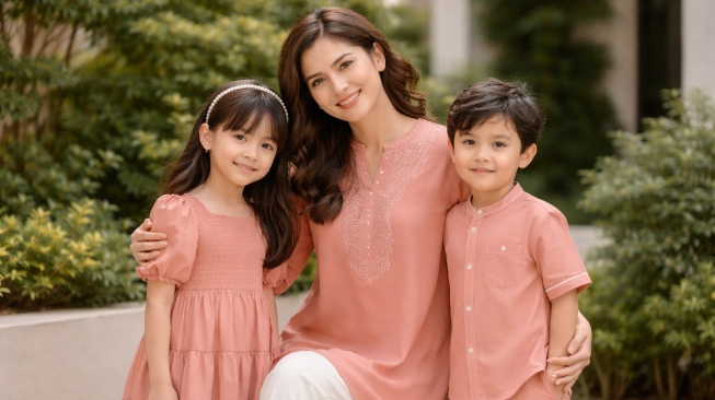 Warna Salem Seperti Apa? Intip Ide Mix and Match Baju Lebaran agar Kulit Tampak Cerah