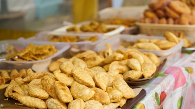 Filosofi Gorengan: Mengapa Ia Tak Tergantikan Jadi Takjil Buka Puasa 2026?