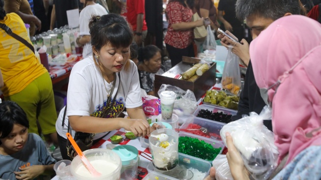 Warga memilih takjil yang dijajakan di Pasar Takjil Ramadhan Bendungan Hilir (Benhil), Jakarta, Rabu (4/3/2026). [Suara.com/Alfian Winanto]
