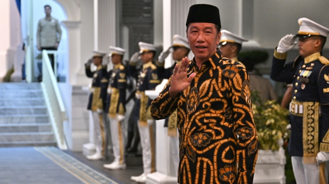 Presiden ketujuh Joko Widodo hadir untuk bersilaturahmi dengan Prabowo Subianto di kompleks Istana Kepresidenan, Jakarta, Selasa (3/3/2026). [ANTARA FOTO/Bayu Pratama S/YU