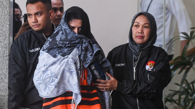 Bupati Pekalongan Fadia Arafiq (tengah) berjalan usai menjalani pemeriksaan di gedung KPK Merah Putih, Jakarta, Rabu (4/3/2026). [ANTARA FOTO/Muhammad Adimaja/bar]