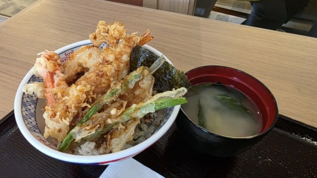 Inspirasi Menu Buka Puasa: Tenya Tempura Tendon Renyah dengan Cita Rasa Jepang Asli di Central Park (Suara.com/Dinda R)