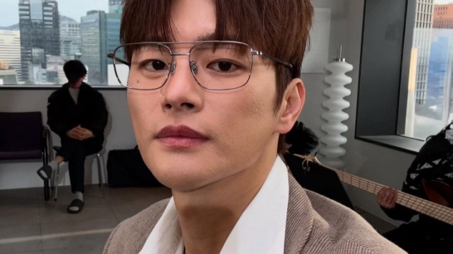 Anti Plain! 4 Inspirasi Outfit Jaket ala Seo In Guk buat Look Sehari-hari