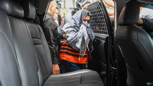 Bupati Pekalongan Fadia Arafiq (tengah) berjalan usai menjalani pemeriksaan di gedung KPK Merah Putih, Jakarta, Rabu (4/3/2026). [ANTARA FOTO/Muhammad Adimaja/bar]