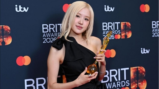 Selamat! Rose BLACKPINK jadi Artis K-pop Pertama Raih Trofi BRIT Awards