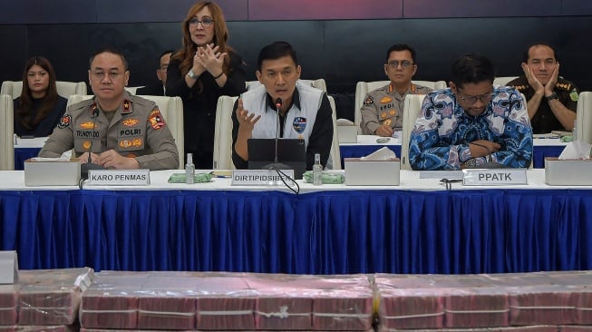 Direktur Tindak Pidana Siber (Dirtipidsiber) Bareskrim Polri Brigjen Pol. Himawan Bayu Aji (tengah) bersama Kepala Biro Penerangan Masyarakat (Karopenmas) Divhumas Polri Brigjen Pol. Trunoyudo Wisnu Andiko (kedua kiri) dan Deputi Analisis dan Pemeriksaan PPATK Danang Trihartono (kedua kanan) memberikan keterangan saat konferensi pers penyerahan aset hasil tindak pidana judi online di Gedung Bareskrim Polri, Jakarta, Kamis (5/3/2026). [ANTARA FOTO/Reno Esnir/fzn/agr]
