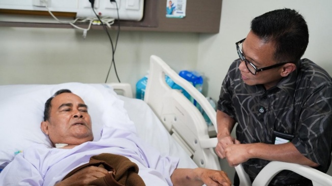 Direktur Utama BPJS Ketenagakerjaan, Saiful Hidayat, bercakap-cakap dengan pasien Reki Muhamad Saprial yang sebulan lalu mengalami kecelakaan lalu lintas saat bekerja (Dok: BPJS Ketenagakerjaan)