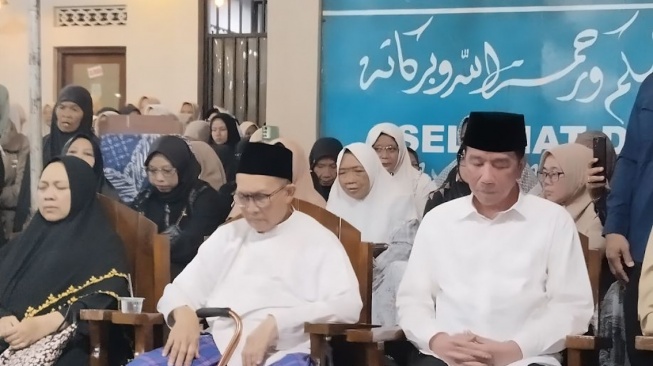 Mantan Presiden Jokowi saat bertakziyah di Ponpes Al Muayyad Solo, bersama KH Abdul Rozaq Shofawi [Ist]