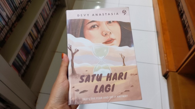Buku Bertahan Satu Hari Lagi: Memoar Keberanian dari Devy Anastasia