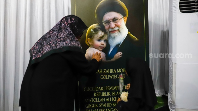 Suasana saat Aksi Solidaritas dan Doa Bersama untuk Iran di Kediaman Duta Besar Iran, Jakarta, Kamis (5/4/2026). [Suara.com/Alfian Winanto]