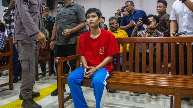 Terdakwa kasus penyelundupan narkotika jenis sabu seberat dua ton Fandi Ramadhan (tengah) menunggu sidang putusan di Pengadilan Negeri Batam, Kepulauan Riau, Kamis (5/3/2026). [ANTARA FOTO/Teguh Prihatna/Lmo/agr]