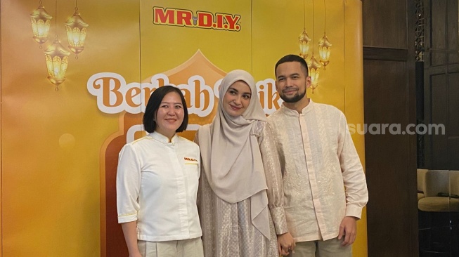 Teuku Wisnu dan Shireen Sungkar Ajarkan Anak Berbagi Barang Bermanfaat saat Ramadan
