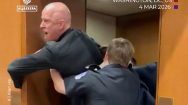 Tolak Perang untuk Israel, Tangan Mantan Marinir AS Patah Ditarik Paksa oleh Senator di Ruang Sidang