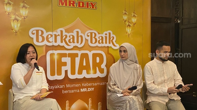 Teuku Wisnu dan Shireen Sungkar dalam acara berkah Ramadan MR.D.I.Y. [Suara.com/Fajar Ramadhan]
