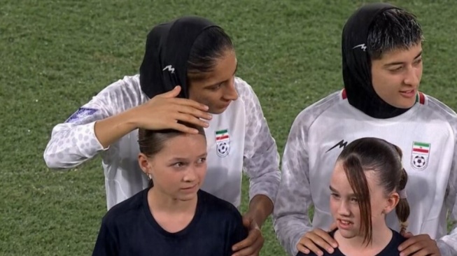 Nyanyi Lagu Kebangsaan Dituding Terpaksa, Aksi Manis Striker Iran Shabnam Bikin Dunia Tersentuh [Tangkap layar Youtube]