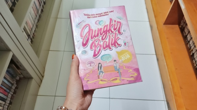 Tutorial Naksir Sahabat Tanpa Kena Mental: Sebuah Review Novel Jungkir Balik