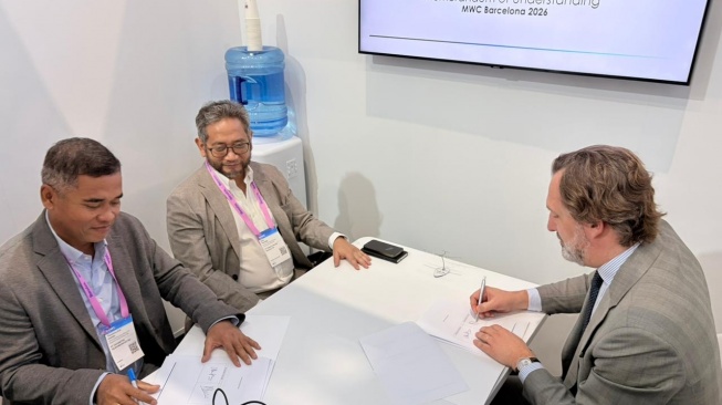 CEO Mitratel Theodorus Ardi Hartoko (kiri) dan CEO AALTO Hughes Boulnois (kanan) menandatangani Nota Kesepahaman (MoU) pada rangkaian agenda Mobile World Congress (MWC) di Barcelona, Senin (2/3/2026) (Dok: Telkom)