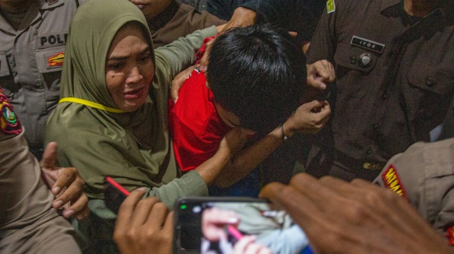 Terdakwa kasus penyelundupan narkotika jenis sabu seberat dua ton Fandi Ramadhan (tengah) berjalan keluar ruang sidang seusai menjalani sidang putusan di Pengadilan Negeri Batam, Kepulauan Riau, Kamis (5/3/2026). [ANTARA FOTO/Teguh Prihatna/Lmo/agr]