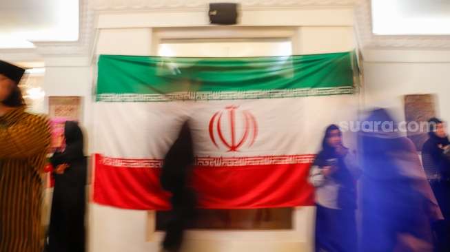 Suasana saat Aksi Solidaritas dan Doa Bersama untuk Iran di Kediaman Duta Besar Iran, Jakarta, Kamis (5/4/2026). [Suara.com/Alfian Winanto]