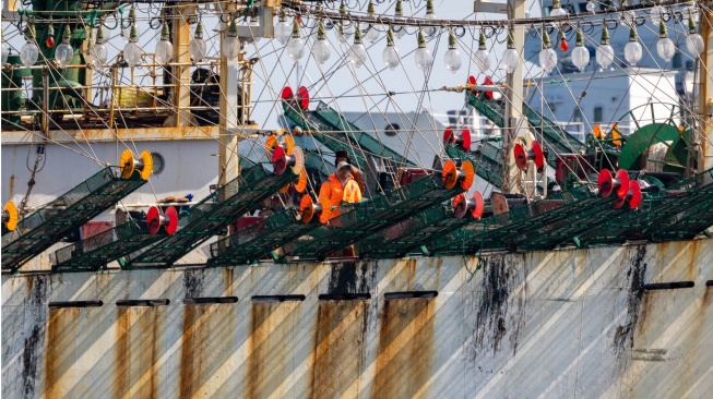 Sisi Gelap Kapal Cumi Tiongkok: Separuh Awak Alami Kekerasan hingga Aktivitas Merusak Lingkungan