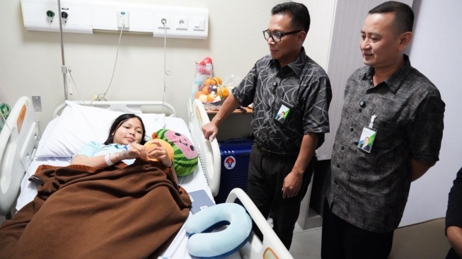 Direktur Utama BPJS Ketenagakerjaan, Saiful Hidayat, bersama Direktur Pelayanan Trisna Sonjaya saat mengunjungi pasien Danisha Talitha Zahwa (12) (Dok: BPJS Ketenagakerjaan)