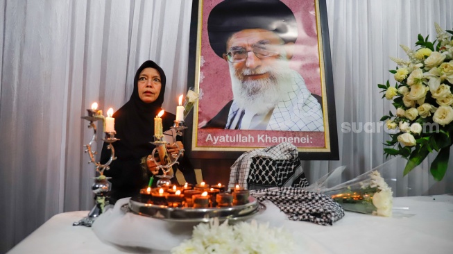 Suasana saat Aksi Solidaritas dan Doa Bersama untuk Iran di Kediaman Duta Besar Iran, Jakarta, Kamis (5/4/2026). [Suara.com/Alfian Winanto]