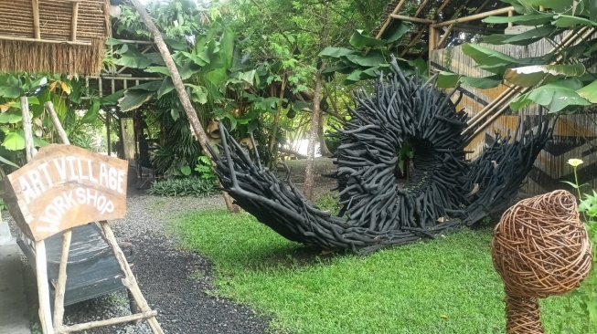 Art village di Nuanu Creative City , tempat para seniman membuat barang-barang unik [Suara.com/Rena Pangesti]