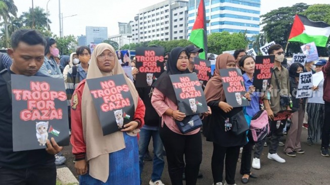 Ratusan masyarakat sipil dan Aliansi Mahasiswa memadati area depan gedung Dewan Perwakilan Rakyat (DPR) RI, Jakarta Pusat pada Jumat (6/3/2026) sore. (Suara.com/Tsabita)