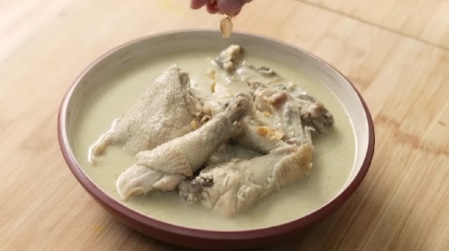 Resep Opor Ayam Putih untuk Lebaran ala Chef Devina Hermawan, Daging Empuk dan Gurihnya Meresap