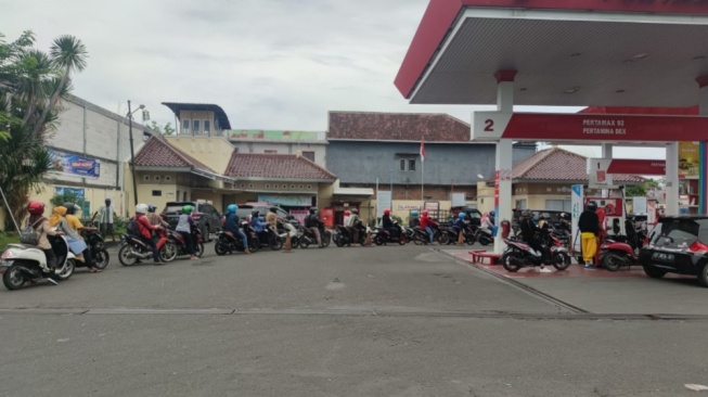Mengapa BBM Langka? Masyarakat Mulai Panic Buying Picu Antrean Panjang di SPBU