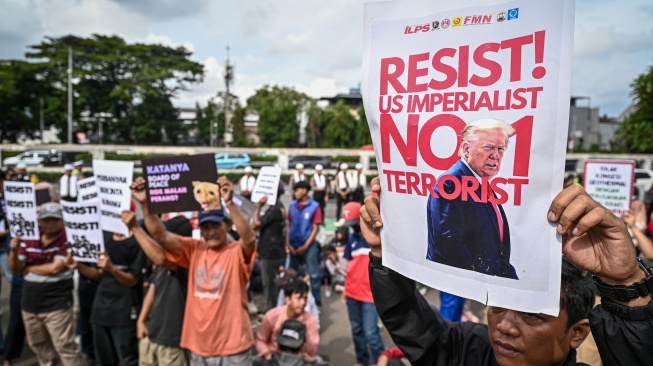 Massa aksi dari Aliansi Mahasiswa dan Masyarakat Sipil membawa poster saat aksi di depan Gedung DPR RI, Jakarta, Jumat (6/3/2026). [ANTARA FOTO/Fauzan/YU]