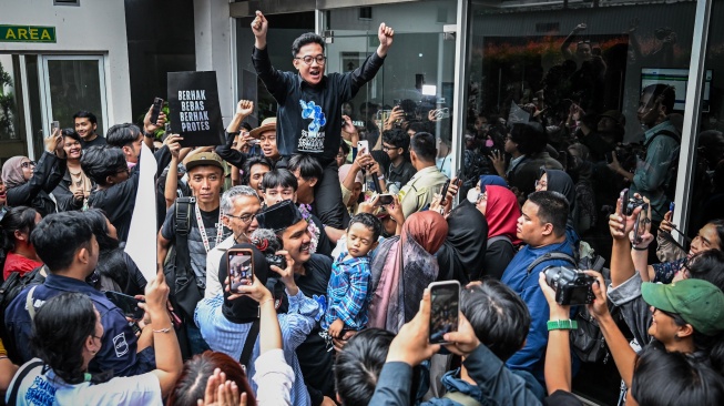 Delpedro Marhaen meluapkan kegemberiaan bersama simpatisan usai majelis hakim menyatakan vonis bebas saat sidang putusan di Pengadilan Tipikor, Jakarta, Senin (19/1/2026). [ANTARA FOTO/Bayu Pratama S./rwa]