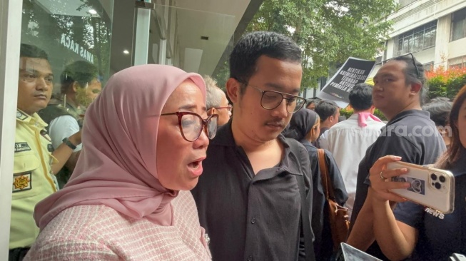 Tangis Syukur Ibunda Saksikan Delpedro Divonis Bebas: Terima Kasih Kepada Semua