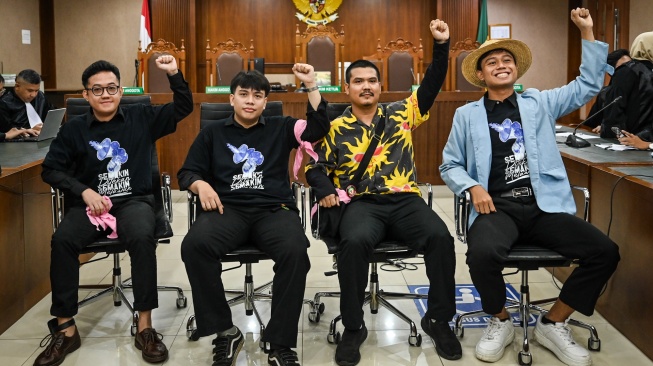 Terdakwa kasus dugaan penghasutan unjuk rasa, Delpedro Marhaen (kiri), Muzaffar Salim (kedua kiri), Syahdan Husein (kedua kanan) dan Khariq Anhar (kanan) bersiap menjalani sidang putusan di Pengadilan Tipikor, Jakarta, Senin (19/1/2026). [ANTARA FOTO/Bayu Pratama S./rwa]