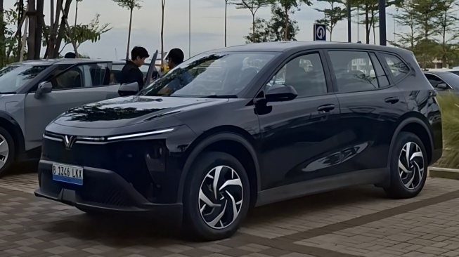 VinFast Indonesia menandatangani dua nota kesepahaman (MoU) dengan perusahaan penyedia solusi transportasi di Tanah Air untuk memasok hingga 20.000 unit kendaraan listrik hingga 2028. [Suara.com/Michele Alessandra Amabelle]